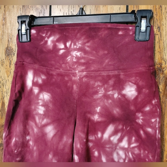 Zenana Tie Dye Maroon Leggings Size Small. Excellent condition! - Picture 3 of 6